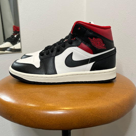 W AIR JORDAN 1 Mid (useita kokoja)